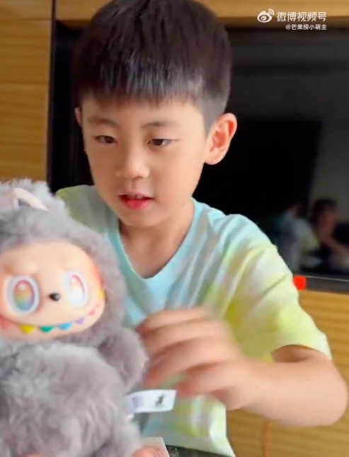 欧气爆棚！于晓光儿子抽中隐藏款Labubu 